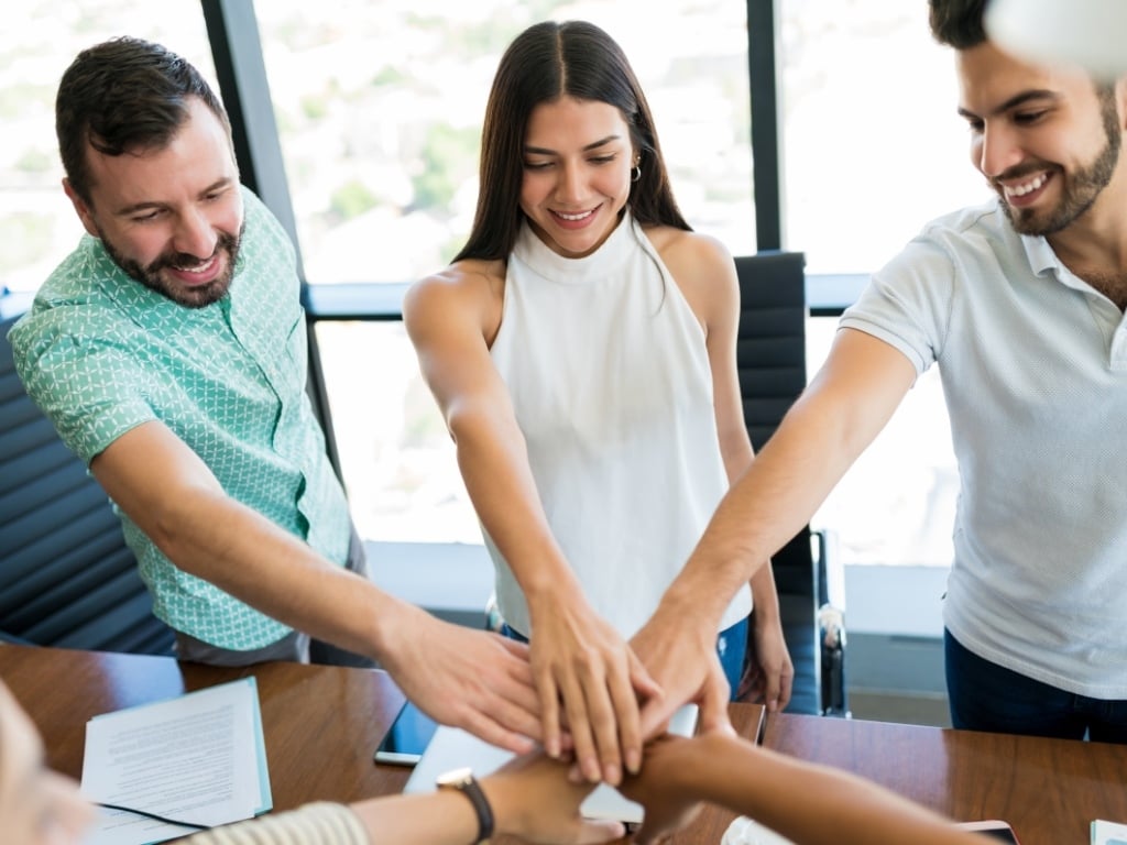 Equipo de trabajo colaborando en una reunión de oficina
