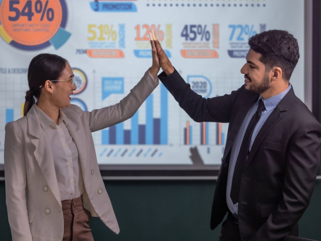 Equipo comercial celebrando el cumplimiento de objetivos gracias a estrategias de gamificación para empresas.