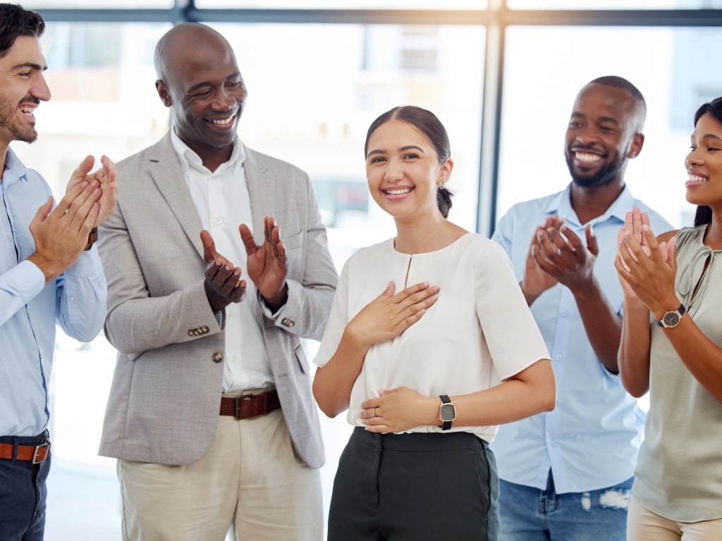 Colaboradores celebrando un reconocimiento laboral relacionado con incentivos deducibles en México.