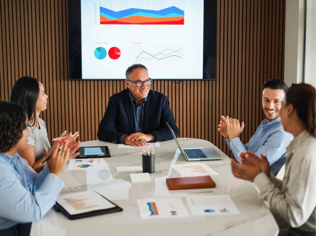 Equipo comercial en oficina moderna analizando resultados después del reparto de utilidades 2026 en México.
